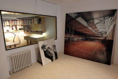 Estudio del arquitecto Alejandro de la Sota, con una foto del gimnasio del Colegio Maravillas.