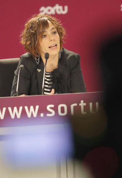 La dirigente de Sortu Amaia Izko, durante la rueda de prensa que ha ofrecido este miércoles en San Sebastián.