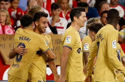 Los jugadores del Barcelona  celebran el gol de Eric García ante el Sevilla este sábado en el Pizjuán.