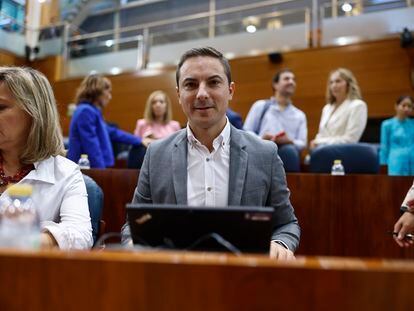 El portavoz del PSM, Juan Lobato, antes de participar en el pleno de la Asamblea de Madrid de este jueves.