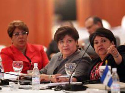 Entre los 80 expositores del evento se destaca la presidenta de la Fundación Interamericana del Corazón, Deborah Chen y la ministra de Salud de Costa Rica, Daisy Corrales (c). EFE/Archivo