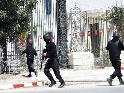 La policía tunecina asegura, en marzo de 2015, la zona atacada.