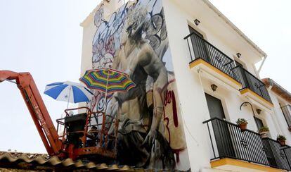 Otra obra de arte urbano decora la medianera de un edificio en Fanzara.