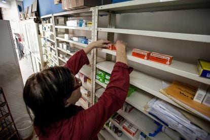 Farmacias como ésta, situada en Caracas, sufren la falta de medicamentos esenciales.