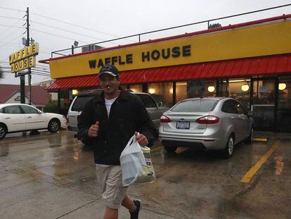 Un cliente sale de un Waffle House en Wilmington, Carolina del Norte.