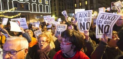 Más de cuatro mil personas clamaron ayer contra los recortes en la plaza Sant Jaume de Barcelona.