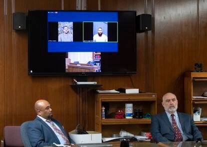 Pete Musico (izquierda) y Joseph Morrison, ambos en la pantalla, esperan el veredicto del tribunal, este miércoles en Jackson (Míchigan).