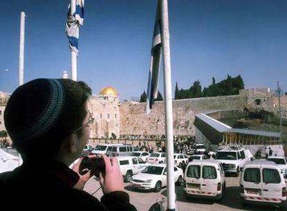 Un joven judío ortodoxo observa la polémica rampa que lleva a la Puerta de Mugrabís, al lado de  la mezquita de Al Aqsa.