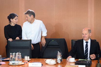 Los ministros verdes de Exteriores, Annalena Baerbock, y Economía y Clima, Robert Habeck, junto al canciller Olaf Scholz (derecha) en una reunión del Gabinete el 12 de octubre.