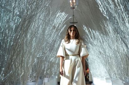 Las imágenes de Melania Trump pisando fuerte entre adornos son inolvidables y no hay ni pizca de ironía en esta afirmación; a la esposa de Trump no la ganaba nadie a la hora de generar imágenes potentes. 