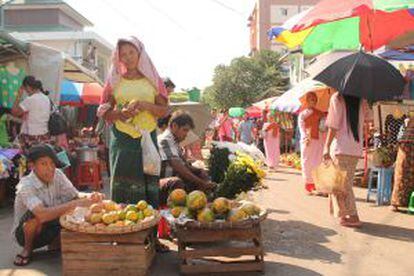 Los pequeños mercados que copan las calles de la ciudad son el eje de la vida diaria de sus habitantes.