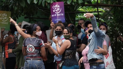 Manifestantes a favor del Gobierno se concentran en las puertas de la casa del disidente Yunior García en La Habana (Cuba), este sábado.