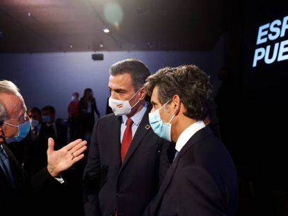 El presidente del Gobierno, Pedro Sánchez (c) conversa con el presidente de la Fundación La Caixa, Isidre Fainé y el presidente de Telefónica, José María Pallete .