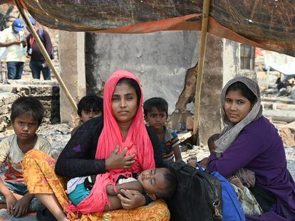 Una de las familias rohinyá afectada por el incendio de los campos de refugiados en Cox's Bazar, Bangladés.