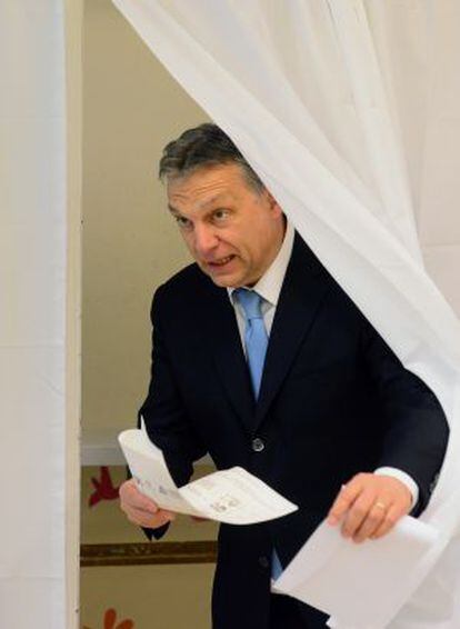 Viktor Orbán, en un colegio electoral de Budapest.