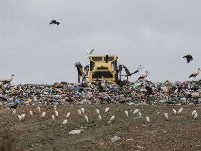 Una máquina extiende los residuos en el vertedero de Pinto el pasado jueves.