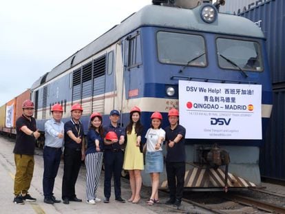 Empleados de DSV posan el 1 de agosto junto al tren que llevó mascarillas desde Qingdao a Madrid, un trayecto de 14.133 kilómetros que han presentado al récord Guinness como el más largo de la historia.