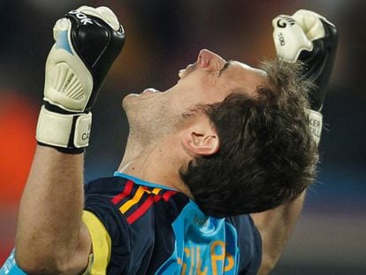 Casillas celebra el triunfo de cuartos ante Paraguay.
