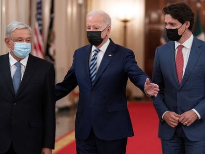 El presidente de México, Andrés Manuel López Obrador, con su homólogo estadounidense, Joe Biden, y canadiense, Justin Trudeau, en la Cumbre de Líderes de América del Norte de 2021.