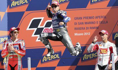 Lorenzo salta en el podio delante de Rossi y Bautista