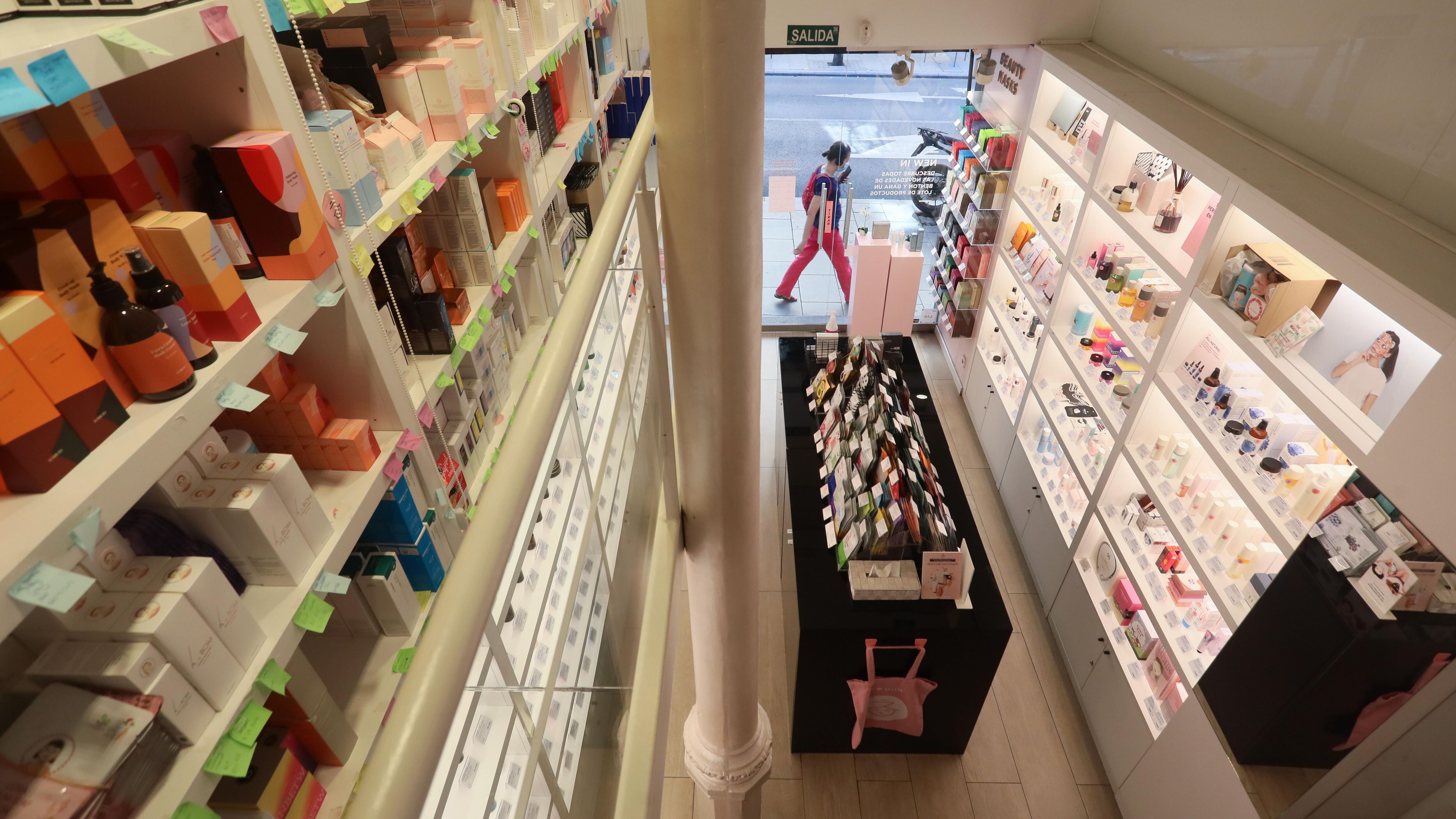 Una imagen desde la planta de arriba de la tienda de cosmética coreana Miin, en la calle Fuencarral de Madrid.