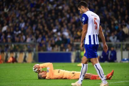 Antoine Griezmann se lamenta en el suelo durante el partido entre el Atlético y el Oporto este martes en Do Dragao.