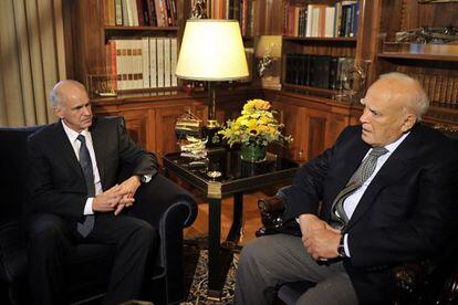 Papandreu y Papoulias, durante su encuentro este sábado.