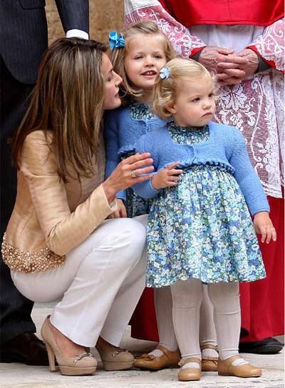 La princesa Letizia habla con sus hijas, Leonor y Sofía, ayer.