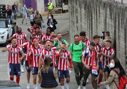 Los jugadores del Atlético salen del José Zorrilla para celebrar el título con la afición.