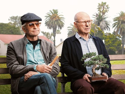 Michael Douglas y Alan Arkin en la serie 'El método Kominsky'.