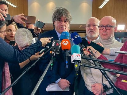El expresidente catalán Carles Puigdemont (en el centro) y su abogado Gonzalo Boye (a la derecha) declaran ante la prensa sobre la sentencia del Tribunal de Justicia de la Unión Europea, este martes.
