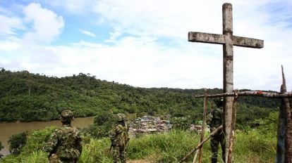 Soldados vigilan el Valle del Cauca, en Colombia, tras la captura de varias toneladas de droga.
