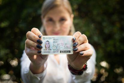 Veronika Semenova muestra su documento de identidad argentino, este viernes en Buenos Aires.