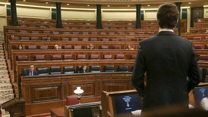 El líder del PP, Pablo Casado, habla desde su escaño, este miércoles en el Congreso. 