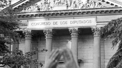 Durante el debate del aborto, en 1983, manifestantes pedían, ante las puertas del Congreso, que fuera libre y gratuito.
