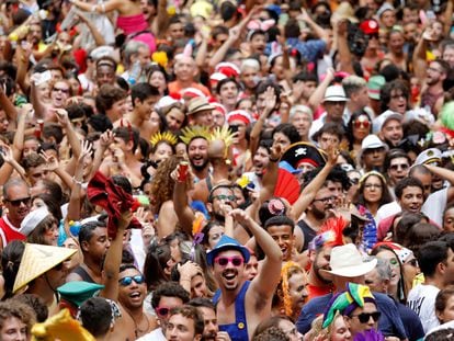 Participantes en el Carnaval callejero de Río en 2020, días antes de que se detectara en Brasil el primer caso de la covid.