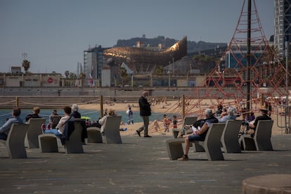 Varias personas en la playa del Bogatell de Barcelona, este jueves.