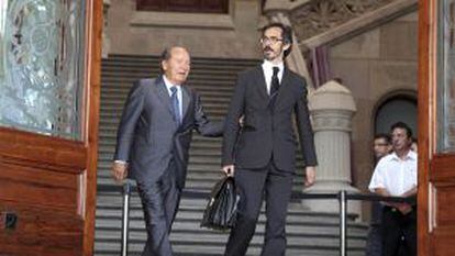 El expresidente del Barcelona José Luis Núñez y su hijo, en 2011, tras ser condenados por el 'caso Hacienda'.