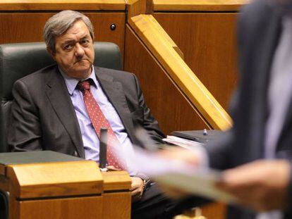 El consejero de Econom&iacute;a, Carlos Aguirre, en el pleno del Parlamento.