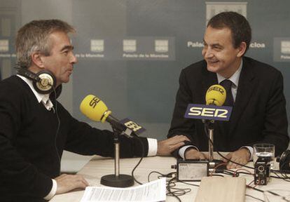 El periodista Carles Francino durante una entrevista al presidente del Gobierno, José Luis Rodríguez Zapatero, en el programa 'Hoy por hoy' de la Cadena Ser.