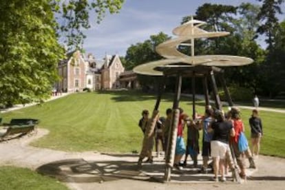 En los jardines de la Clos Luce, en Amboise, se exponen réplicas de algunos de los artilugios diseñados por Leonardo da Vinci.