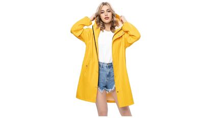 Chubasquero largo en color amarillo, con capucha, dos bolsillos y