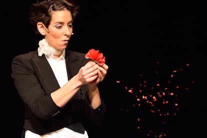 Amelie, una de las pocas magas españolas que ha obtenido el premio ‘Mago del año’ de la Sociedad Española de Ilusionismo y un Premio Nacional en la categoría de magia general.