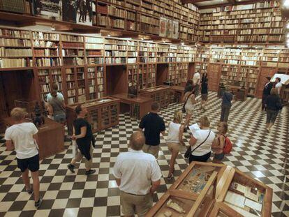 El Museo Castillo de Peralada tiene la biblioteca particular más bien dotada de Cataluña con unos 100.000 volúmenes  .