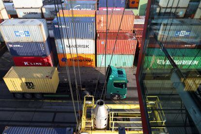 Un camión transporta un contenedor, en el puerto interior de Behala, en Berlín (Alemania).