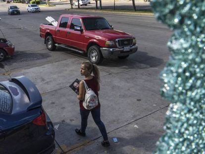 Un cristal quebrado por los impactos de bala en Culiacán, este sábado.