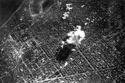 Fotograf&iacute;a de Sergio Trati del bombardeo de Barcelona durante la Guerra Civil, efectuado por un bombardero italiano, a las 14.45. 