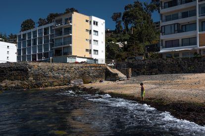 Un niño mira el mar en la playa las Conchitas, en la región de Valparaiso, el 7 de diciembre de 2022.