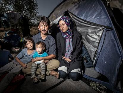 Ismael Yussefi, Masomeh Etemadi y sus dos hijos, en el campamento que levantaron con otras familias en la carretera de Moria, en Lesbos (Grecia).