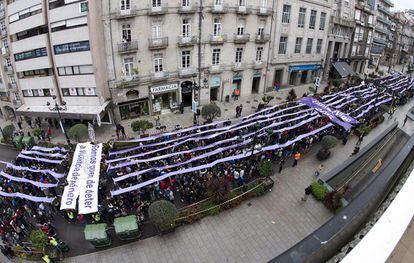 Manifestación en Vigo contra la violencia machista, en la que se ha formado un tapiz humano con motivo del Día Internacional de la Eliminación de la Violencia contra las Mujeres.